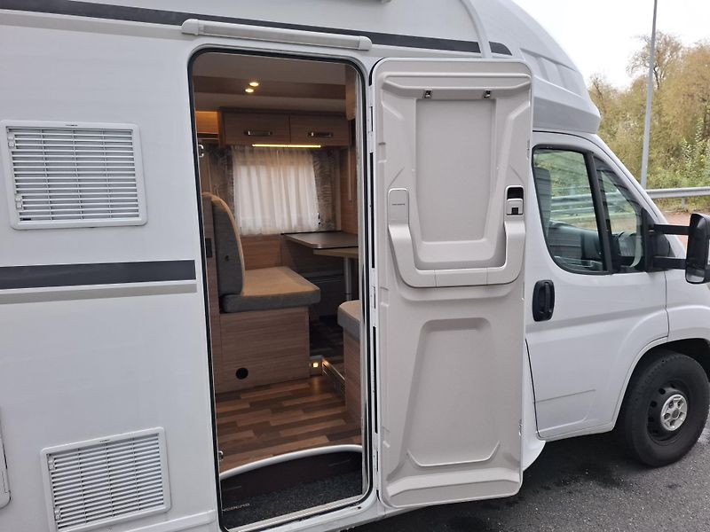 Weinsberg Carasuite (2023) 700MG Top stav, nehav , LED - fotka 6 z 28