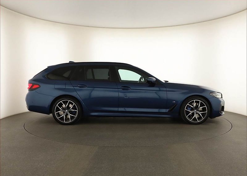 BMW Řada 5 (2021) M Sport 530d xDrive - fotka 5 z 21