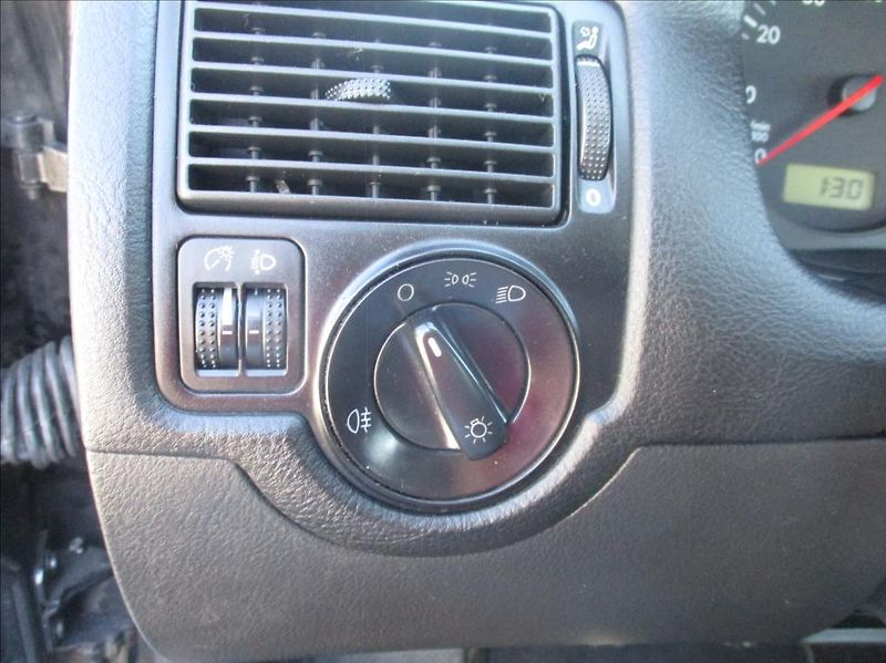 Volkswagen Golf 1,6 i,klimatizace,ABS, - fotka 25 z 29