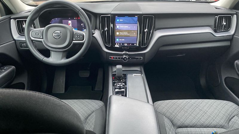 Volvo XC60 MOMENTUM PRO, B4 AWD, 145+10 k - fotka 11 z 24