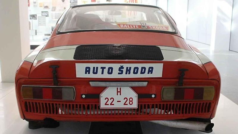 a širší než klasické kupé 110 R
