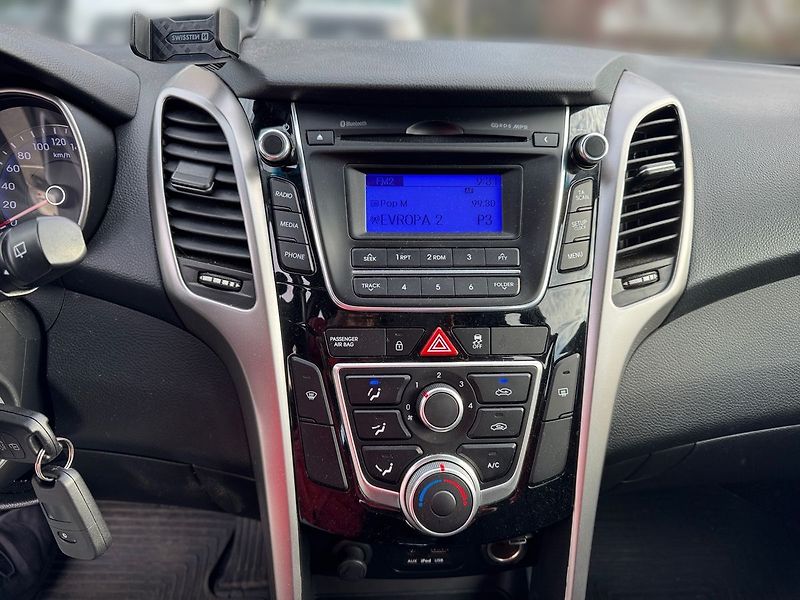 Hyundai i30 1,6  CZ TOP STAV - fotka 9 z 15
