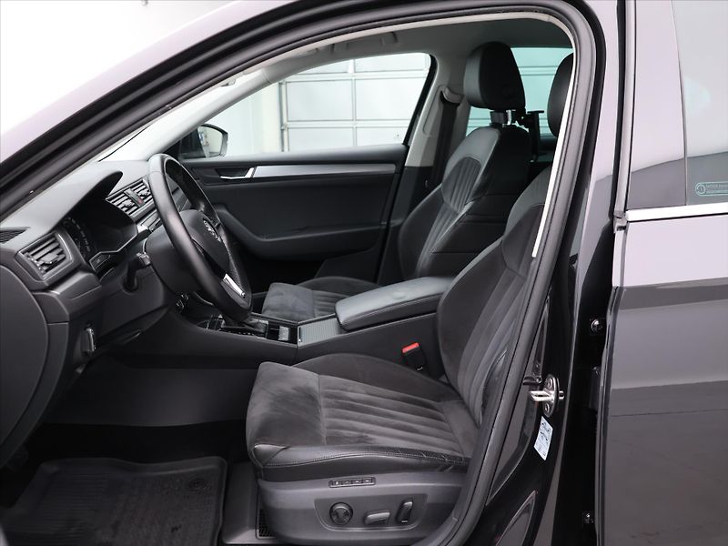 Škoda Superb 2,0 TDI 110kW DSG Style Plus - fotka 10 z 29