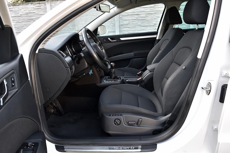 Škoda Superb 2.0 TDi CR,NAVI,VÝHŘEV,XENONY - fotka 8 z 45