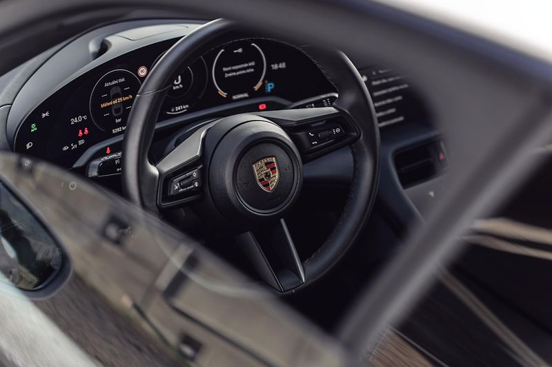 Porsche Taycan (2023) 4S - 7000 KM - VZDUCH, BOSE - fotka 18 z 39