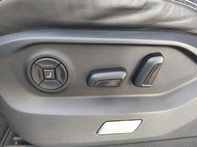 Volkswagen Touareg (2022) 3,0 TDI Individual 210 KW - fotka 26 z 40