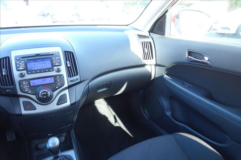 Hyundai i30 1,4 i, ČR, SERV.KN., COMFORT. - fotka 19 z 34