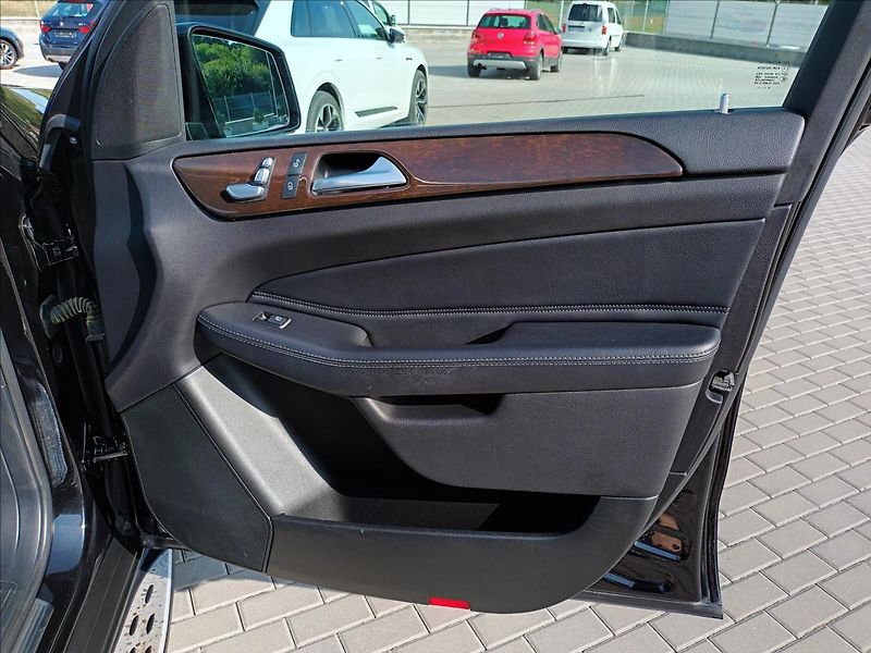 Mercedes-Benz GLS 3,0 350 d 4MATIC,DPH,TAŽNÉ - fotka 22 z 51
