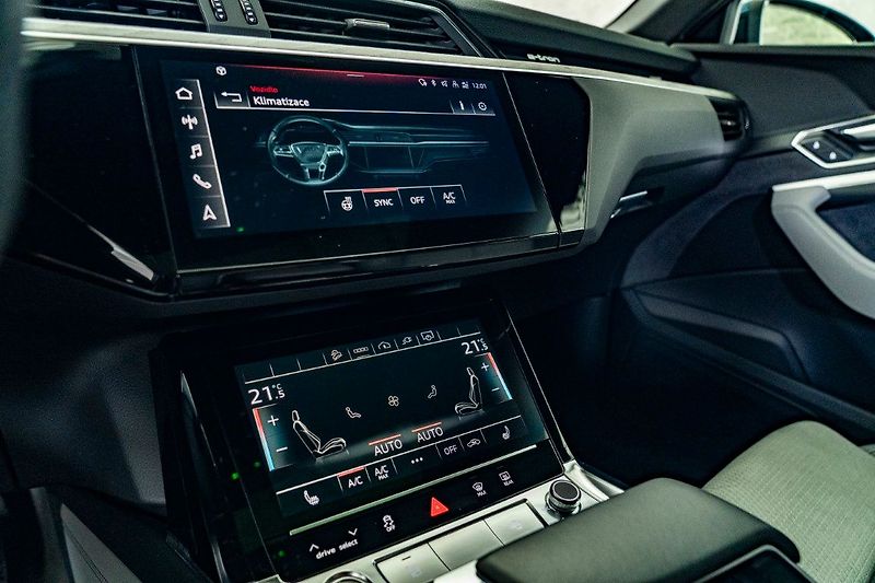 Audi e-tron 55 300kW Pano ACC 360 Tažné - fotka 29 z 42