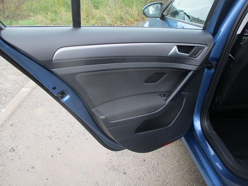 Volkswagen Golf TSi*77kW*VÝHŘEV*Z+L PNEU*TOP  - fotka 40 z 47