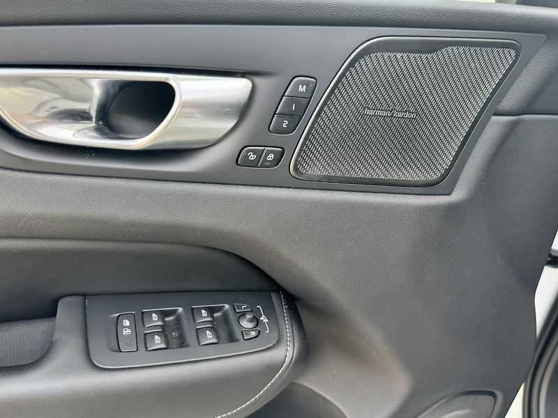 Volvo XC60 T8 AWD ULTIMATE // REZERVACE - fotka 12 z 45