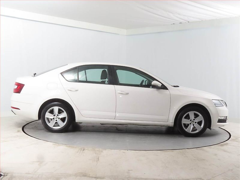 Škoda Octavia (2013) Elegance 1.6 TDI, Xenony - fotka 6 z 13