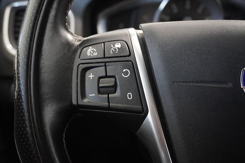 Volvo V60  2,0 T4 R-DESIGN AUTOMAT - fotka 20 z 33