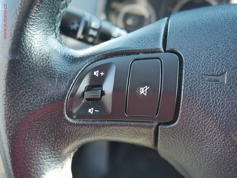 Kia Ceed (2010) 1.4CVVT, ČR, AC, park.asist - fotka 12 z 17