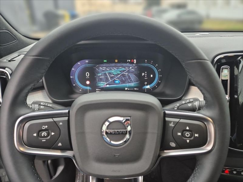 Volvo XC40 2,0 B3 Plus Dark - fotka 8 z 19