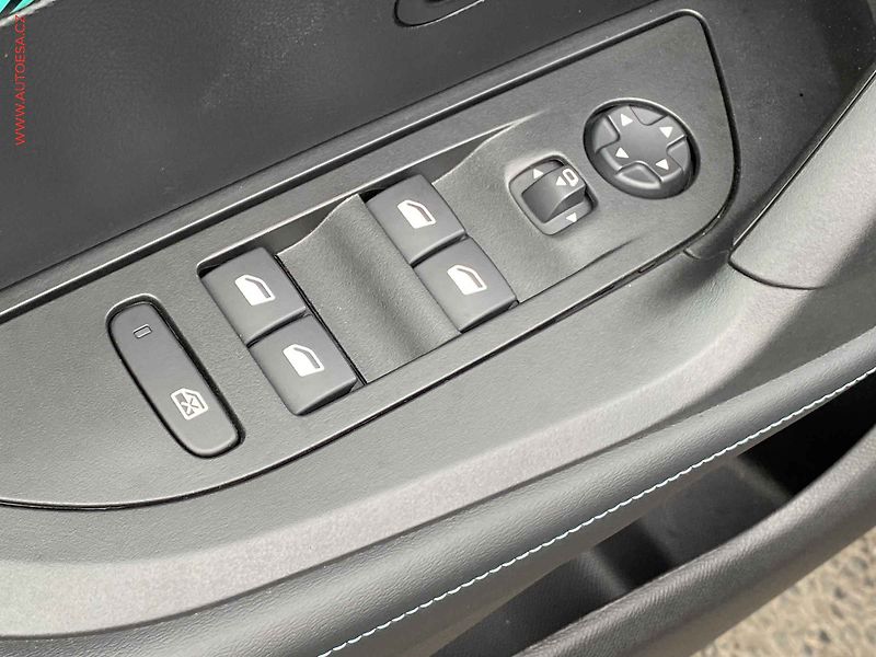 Peugeot 2008 (2023) 1.2 PT, Allure, AT, LED, TZ - fotka 11 z 19