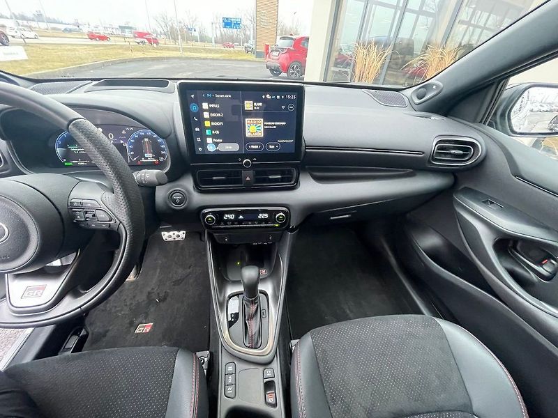 Toyota Yaris 1.5 Hybrid 130k GR-SPORT VIP - fotka 24 z 26