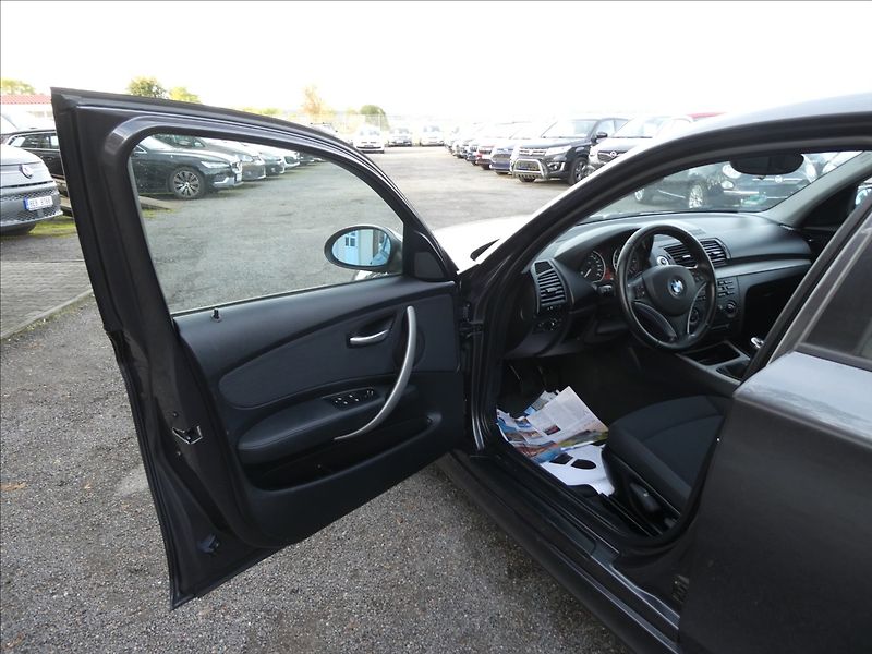 BMW Řada 1 1,6 i 85kW serviska, 2.majitel - fotka 17 z 40