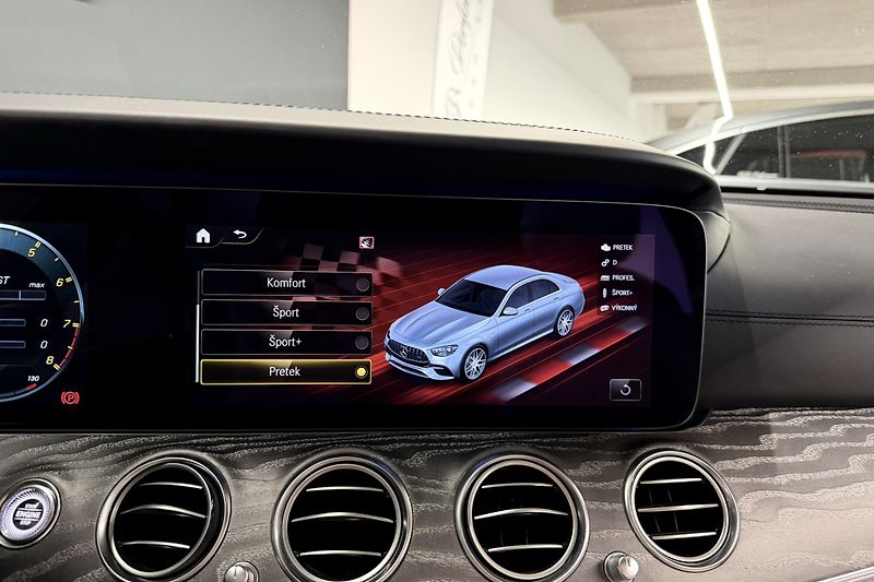 Mercedes-Benz Třídy E (2021) E 63s AMG 4Matic+ V8 Biturbo - fotka 90 z 124
