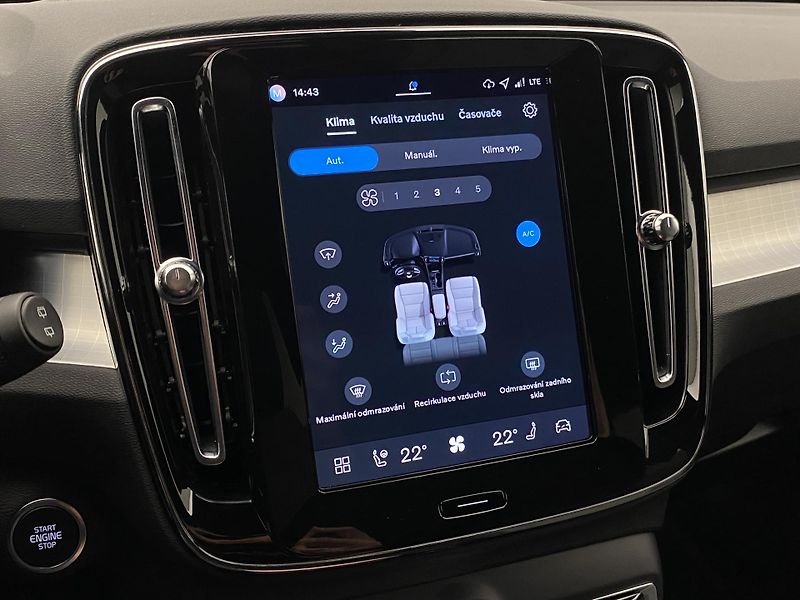 Volvo XC40 (2025) B3 AUT DARK PLUS - fotka 39 z 64