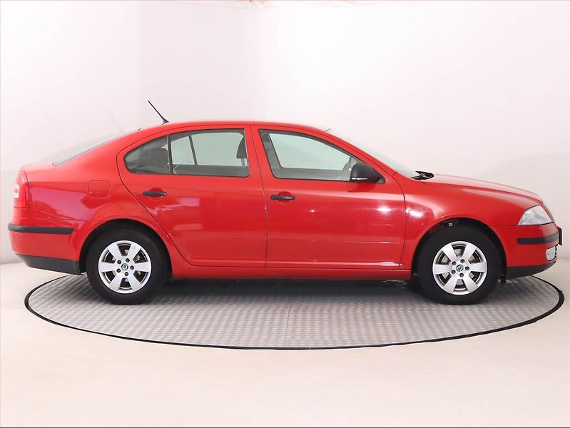 Škoda Octavia (2012) 1.6, Serv.kniha, Tempomat - fotka 6 z 16