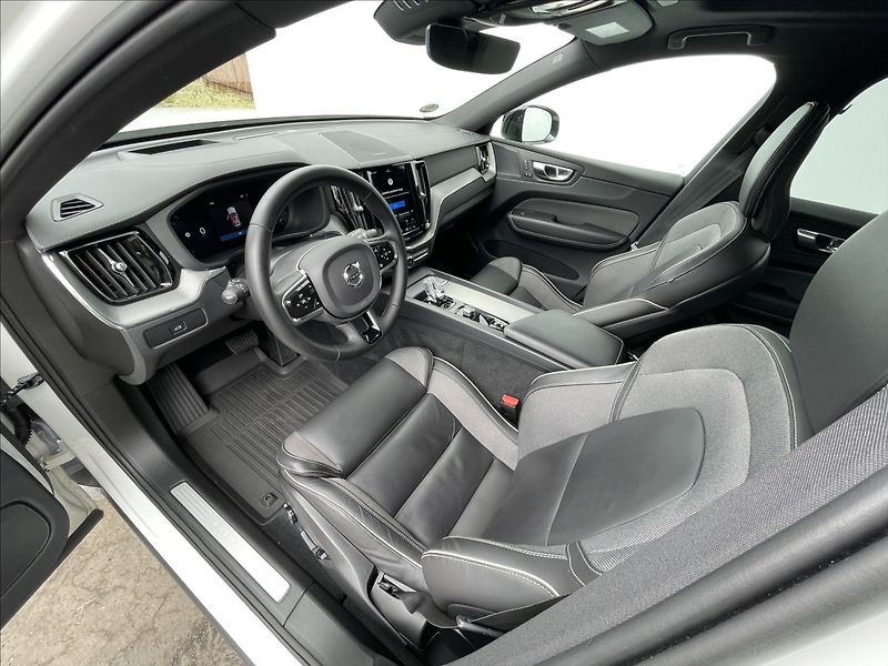Volvo XC60 2,0 B4 A8 Ultimate Dark - fotka 5 z 23