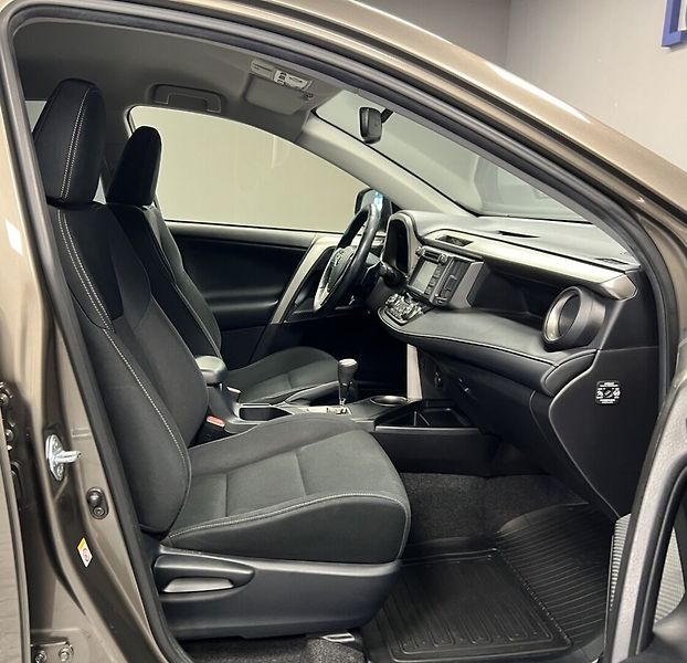 Toyota RAV4 2.2 AT D-CAT  ACTIVE DESIGN SM - fotka 8 z 15