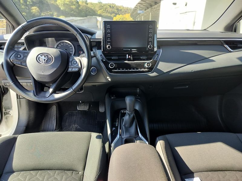 Toyota Corolla Touring 1.8 Hybrid Business - fotka 12 z 26