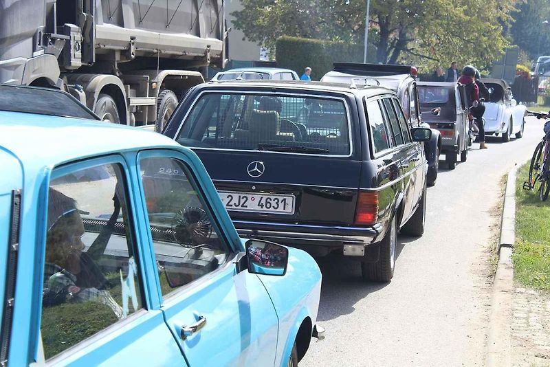 O letošní sraz majitelů aut a motorek do roku výroby 1990 byl i díky počasí velký zájem, cílem tradiční vyjížďky byla tentokrát Javořice, nejvyšší bod Vysočiny.