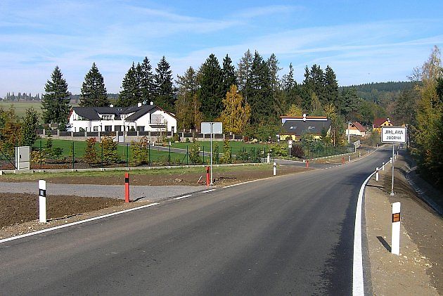 Červené patníky upozorňují na možný výjezd třeba traktoru z lesní, polní či vedlejší cesty., zdroj: Wikimedia Commons, Packa, CC BY-SA 3.0