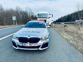 Typický zlozvyk, na který se nové kamerové systémy s umělou inteligencí zaměřují nejčastěji. Pouhé držení telefonu při čekání na křižovatce nebo v koloně vás v zahraničí může přijít na stovky eur.