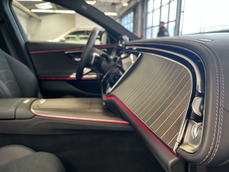 Mercedes-Benz Třídy E E-Třída 220 d 4MATIC kombi AMG - fotka 18 z 21