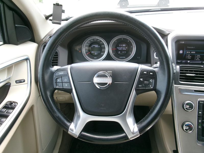 Volvo XC60 (2012) 2,4 D5 SUMMUM 169kW AC NAVI - fotka 22 z 37