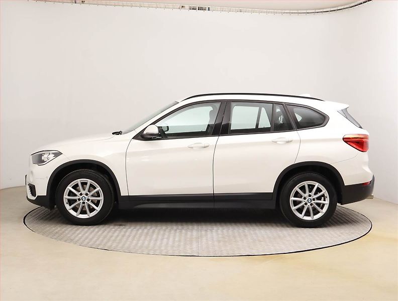 BMW X1 (2018) sDrive18i, Automat, Navi - fotka 3 z 21