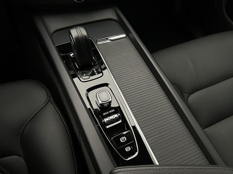 Volvo XC60 B4 AWD MOMENTUM AUT - fotka 17 z 43