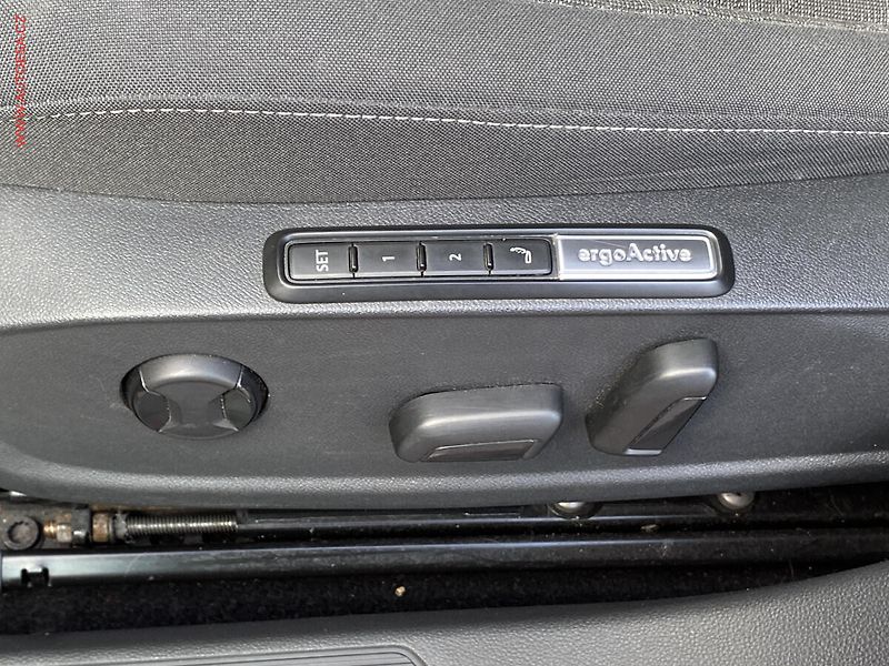 Volkswagen Golf (2022) 2.0 TDi, Life, DSG, LED - fotka 14 z 23