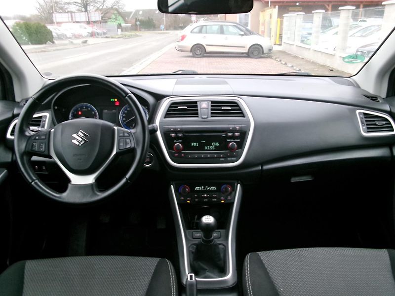 Suzuki SX4 S-Cross (2014) 1,6i AC TEMP VÝHŘEV TAŽNÉ - fotka 16 z 30
