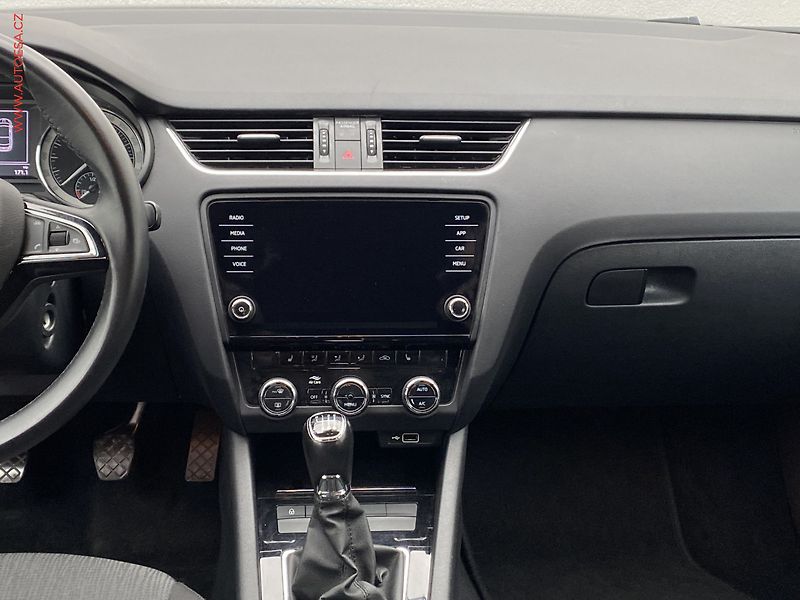 Škoda Octavia (2018) 1.8 TSi, Style, park. čidla - fotka 9 z 17
