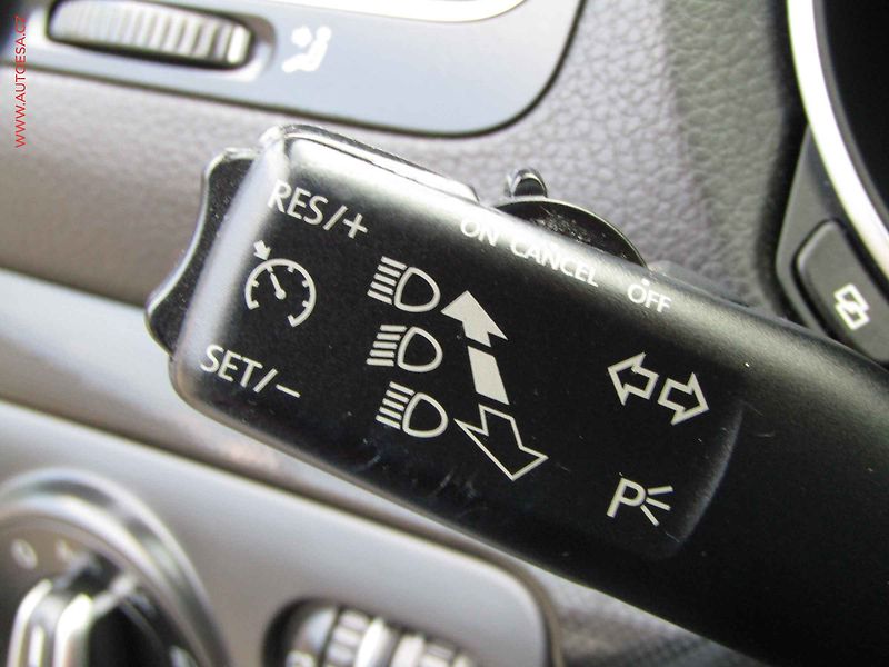 Volkswagen Golf (2009) 2.0 TDi, AC, výhřev sed - fotka 12 z 17