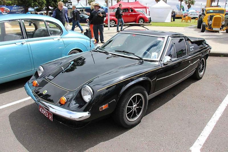 Lotus Europa, sportovní vůz britské automobilky, vznikl přesně podle filozofie šéfa značky Colina Chapmana. Vyráběl se v letech 1966 až 1975.