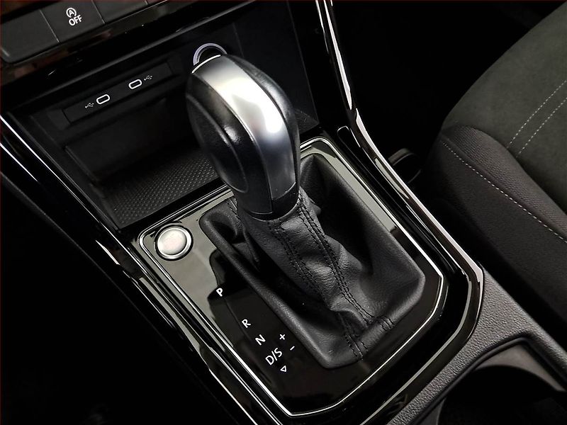 Volkswagen Touran (2023) 2.0 TDI - fotka 13 z 20