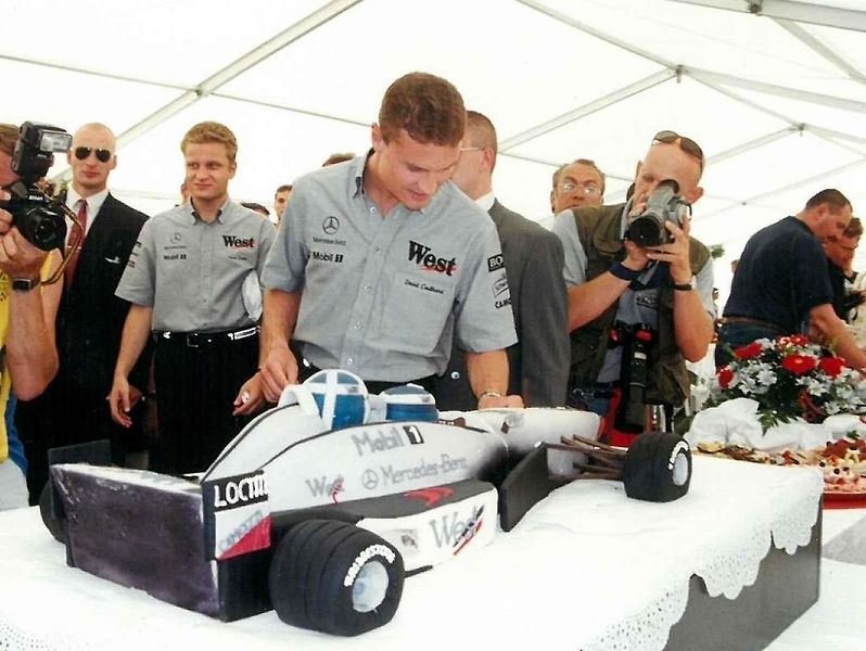 David Coulthard se v červnu roku 1999 stal čestným patronem Autodromu Most. Na snímku je rpři setkání s fanoušky.