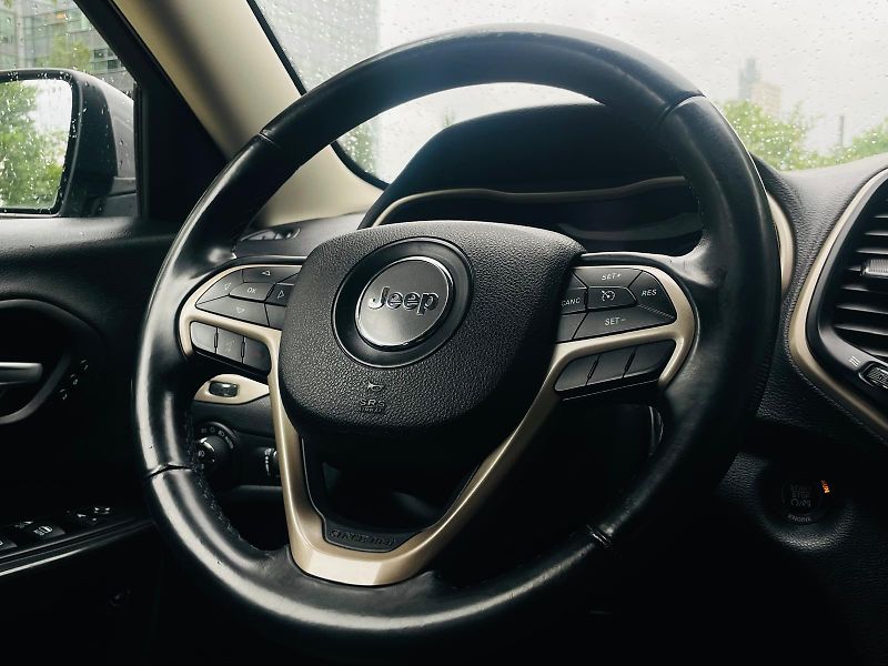 Jeep Cherokee 2.0D 4x4 AUT KAMERA TAŽNÉ LED - fotka 29 z 50