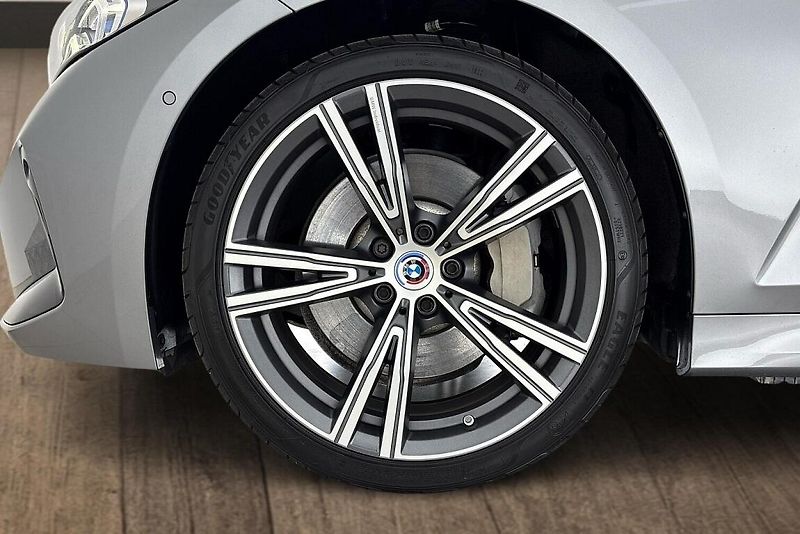 BMW Řada 3 řady 3 | 330d xDrive - fotka 27 z 27