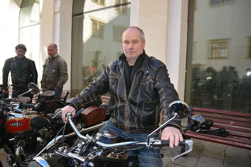 Automobiloví a motocykloví veteráni se vydali v neděli na tradiční jízdu Ze zámku na hrad. Start byl na Horním náměstí v Přerově, kde si lidé užili bohatý program.