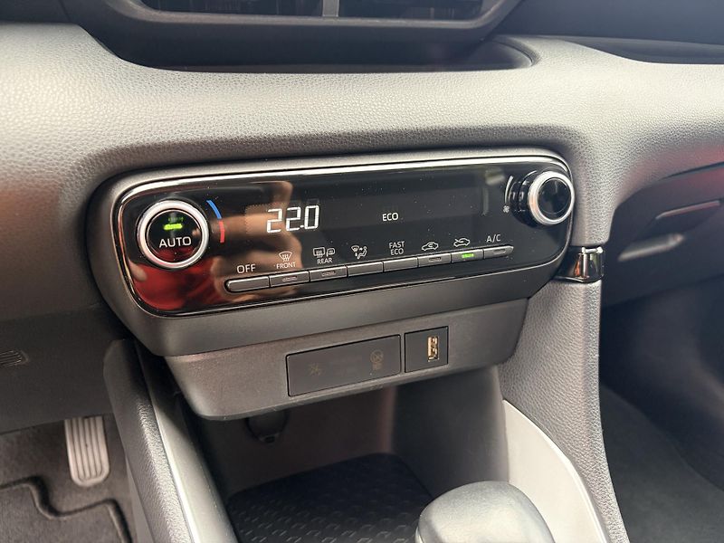 Toyota Yaris 1.5 VVT-i HYBRID - fotka 20 z 36