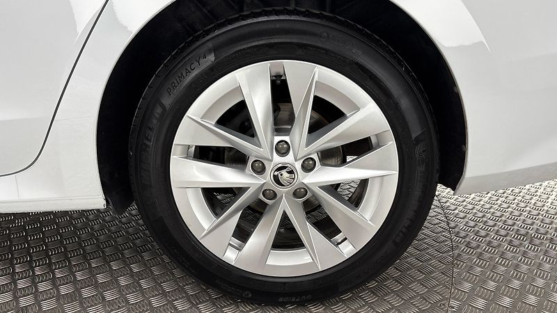 Škoda Octavia 2.0 TDI DSG Style Combi - fotka 19 z 24