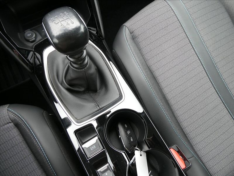 Peugeot 2008 1,2 PureTech 74kW Allure,závěs - fotka 30 z 45