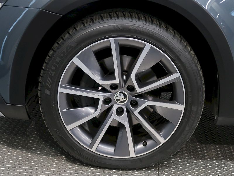 Škoda Superb (2021) SCOUT 2.0TDI 147KW DSG 4x4 - fotka 12 z 39