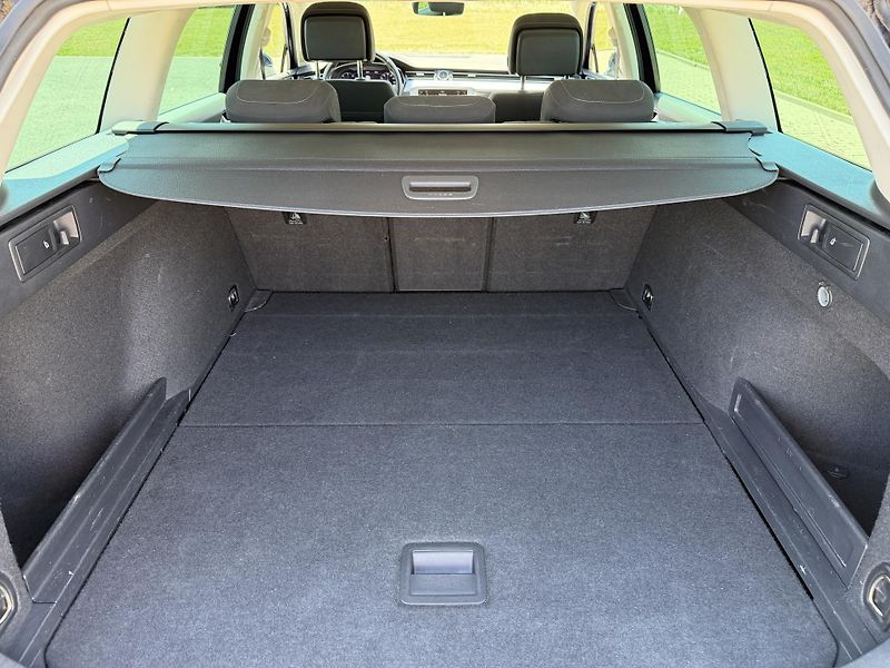 Volkswagen Passat 2.0 TDI VIRUTAL MASÁŽ SERVISKA - fotka 35 z 46